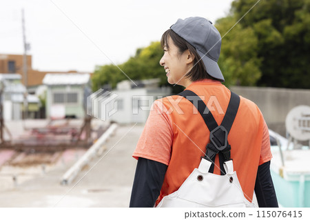 在漁港工作的婦女 115076415