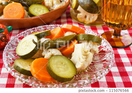 蔬菜 escabeche（墨西哥菜） Verduras en escabeche 115076566