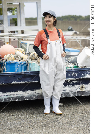 在漁港工作的婦女 115076711