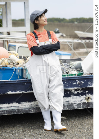 在漁港工作的婦女 在漁港工作的婦女 115076714