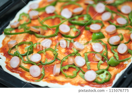 Make pizza at home 115076775