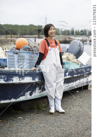 Young woman working at the fish port 115076831