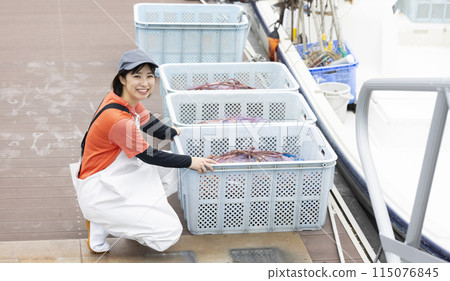 在魚港工作的年輕女子 115076845
