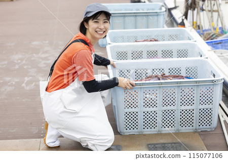 在魚港工作的年輕女子 115077106