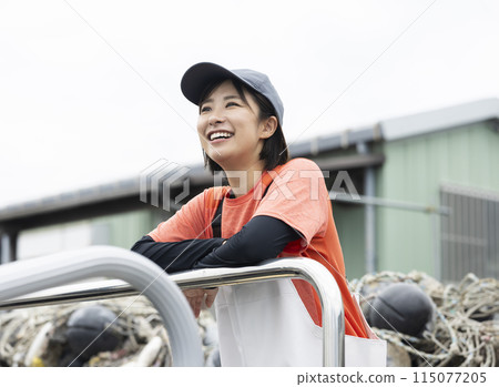 在魚港工作的年輕女子 115077205
