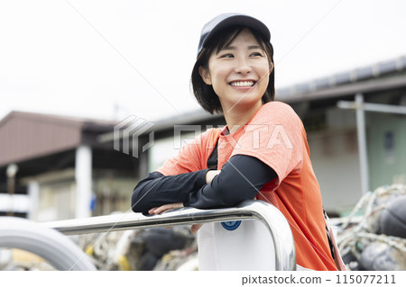 在魚港工作的年輕女子 115077211