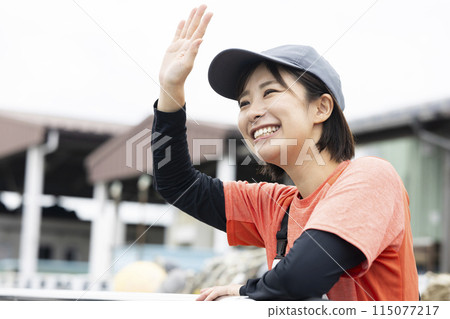 在魚港工作的年輕女子 115077217