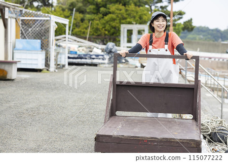 在魚港工作的年輕女子 115077222