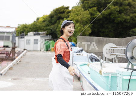 在魚港工作的年輕女子 115077269