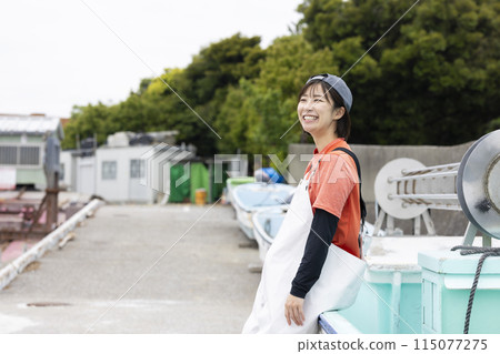 在魚港工作的年輕女子 115077275