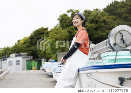 在魚港工作的年輕女子 115077276