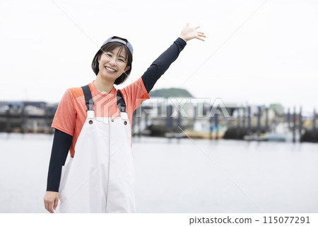 在魚港工作的年輕女子 115077291