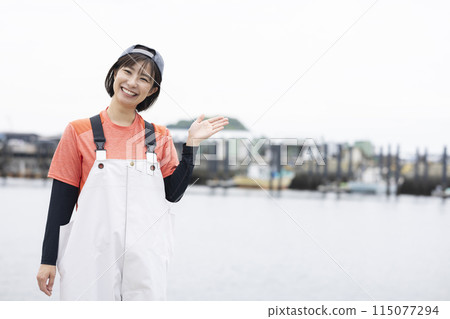 Young woman working at the fish port 115077294