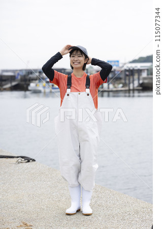 站在魚港的年輕女子 115077344