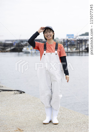 站在魚港的年輕女子 115077345