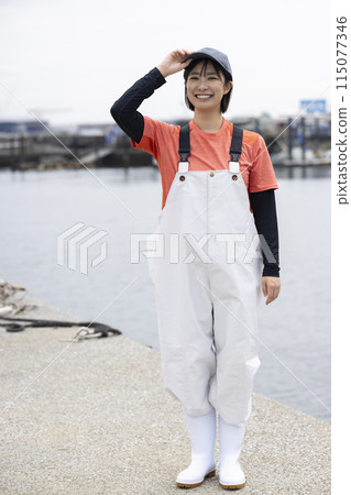 站在魚港的年輕女子 115077346