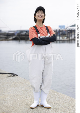 站在魚港的年輕女子 115077348
