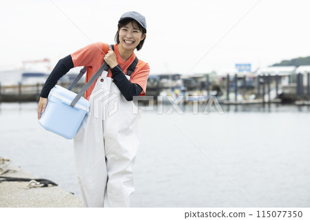 站在魚港的年輕女子 115077350