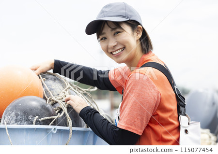 站在漁港的年輕女子 115077454