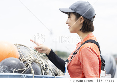 站在漁港的年輕女子 115077455