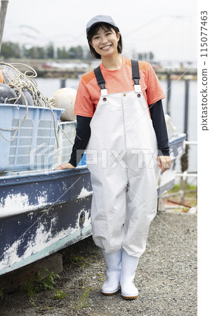 在漁港工作的年輕女子 115077463