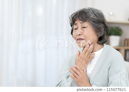 喉嚨痛的女高管 喉嚨痛的女高管 115077621