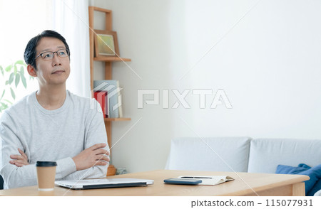 一個因遠距辦公而感到疲倦的人 115077931