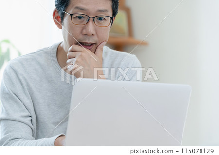 中年男子看著電腦思考 115078129