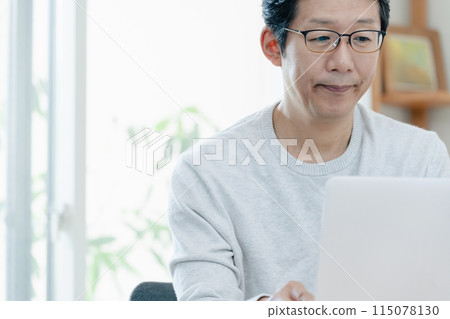 中年男子看著電腦思考 115078130