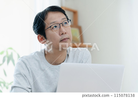 中年男子看著電腦思考 115078138