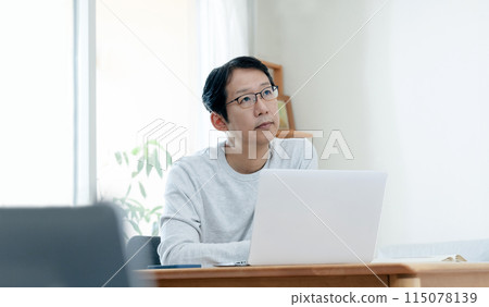 中年男子看著電腦思考 115078139