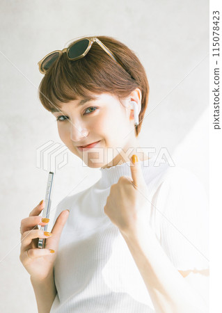 有智慧型手機的女人 115078423
