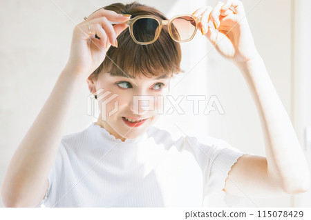 A woman wearing glasses 115078429