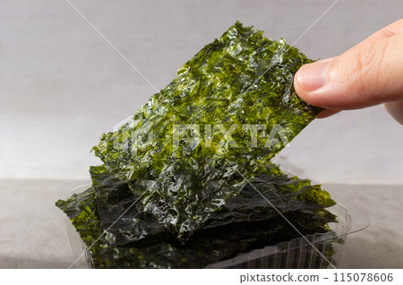 Korean Roasted Seasoned Seaweed Snack 115078606