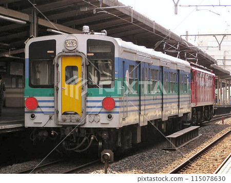 EF65 type rainbow painted towing: Kururi Line Kiha 30 type entering Koriyama General Rolling Stock Center 115078630