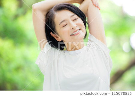 中年婦女伸展運動 115078855
