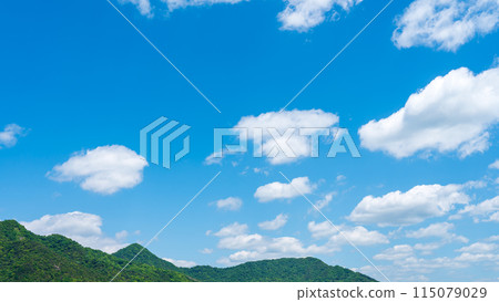 Many clouds flowing in the early summer blue sky 115079029