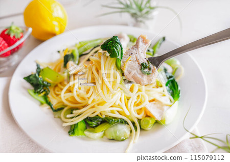 檸檬義大利麵配雞胸肉和高麗菜 檸檬義大利麵配雞胸肉和高麗菜 115079112