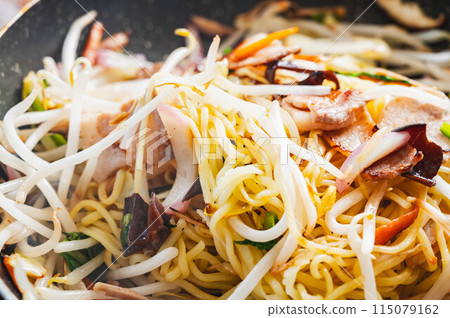 Fry the ingredients for yakisoba Fry the ingredients for yakisoba 115079162