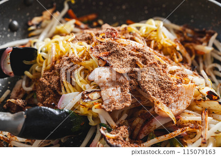 Add the powdered sauce to the stir-fried yakisoba 115079163