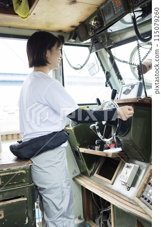 駕駛小船的年輕女子 115079260