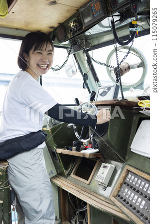 駕駛小船的年輕女子 115079265