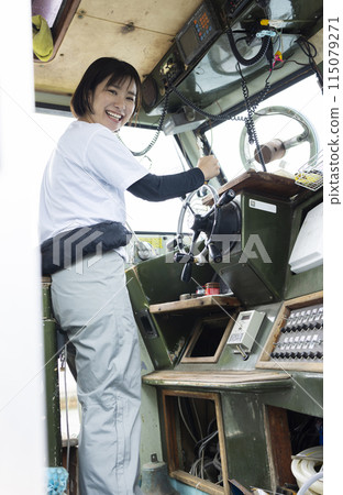 駕駛小船的年輕女子 115079271