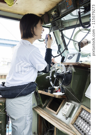 駕駛小船的年輕女子 115079273