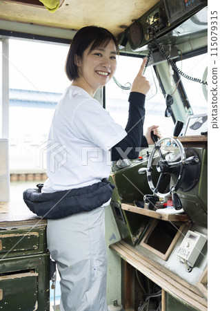 駕駛小船的年輕女子 115079315