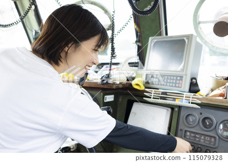 駕駛小船的年輕女子 115079328