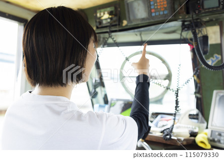 駕駛小船的年輕女子 115079330