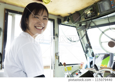 駕駛小船的年輕女子 115079440