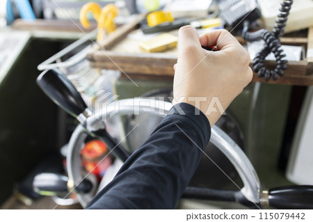 操作船舶的婦女的手 115079442