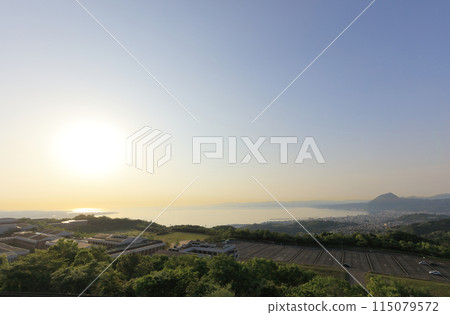 從別府灣服務區(立命館亞太大學、別府市、高崎山)看日出和別府灣全景 從別府灣服務區(立命館亞太大學、別府市、高崎山)看日出和別府灣全景 115079572